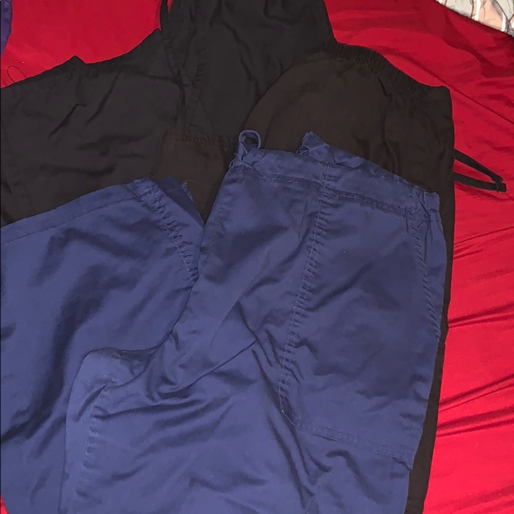 3 BOTTOM SCRUBS FOR 20$